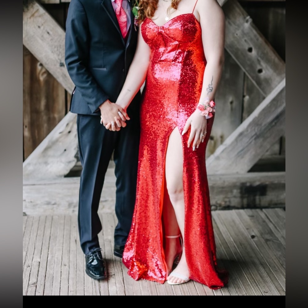 prom dress, size 15/16, the color is pink and it’s from macys
